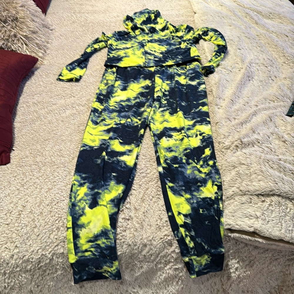 Adorable ladies size medium matching zip jacket with matching pants.